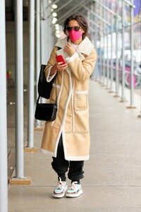Katie-Holmes---Heading-to-her-matinee-performance-of-The-Wanderers-in-New-York-04.jpg
