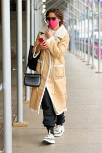 Katie-Holmes---Heading-to-her-matinee-performance-of-The-Wanderers-in-New-York-05.jpg