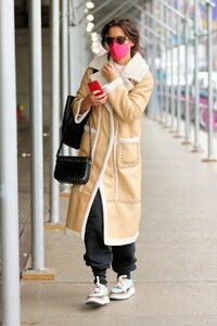 Katie-Holmes---Heading-to-her-matinee-performance-of-The-Wanderers-in-New-York-06.jpg