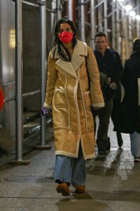 Katie-Holmes---Steps-out-in-New-York-02.jpg