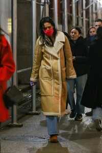 Katie-Holmes---Steps-out-in-New-York-03.jpg