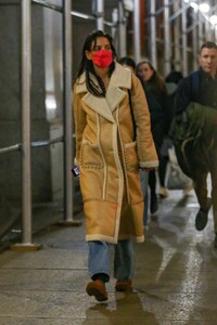 Katie-Holmes---Steps-out-in-New-York-05.jpg