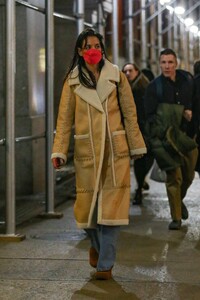 Katie-Holmes---Steps-out-in-New-York-08.jpg