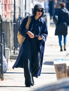 Zoe-Kravitz---Seen-on-a-stroll-in-New-York-02.jpg