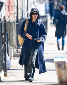 Zoe-Kravitz---Seen-on-a-stroll-in-New-York-03.jpg