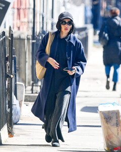 Zoe-Kravitz---Seen-on-a-stroll-in-New-York-04.jpg