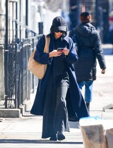Zoe-Kravitz---Seen-on-a-stroll-in-New-York-06.jpg