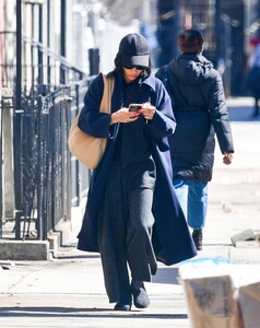 Zoe-Kravitz---Seen-on-a-stroll-in-New-York-12.jpg