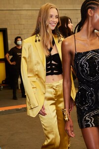 backstage-defile-etro-printemps-ete-2022-milan-coulisses-152.thumb.jpg.88bdc40a4f8545c0d2a4403e3187e7aa.jpg