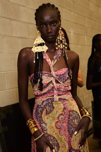 backstage-defile-etro-printemps-ete-2022-milan-coulisses-46.thumb.jpg.c742289543188cb381d6bf05b0f0e7c0.jpg