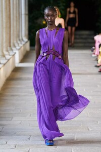 defile-alberta-ferretti-printemps-ete-2022-milan-look-43.thumb.jpg.da3b615d15a0a1faf0f77e083b6f059b.jpg