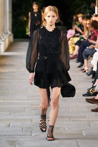 defile-alberta-ferretti-printemps-ete-2022-milan-look-7.thumb.jpg.46fb60331e4b83034373183a9df48571.jpg