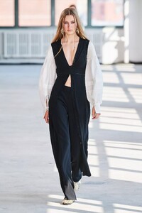 defile-altuzarra-printemps-ete-2022-new-york-look-31.thumb.jpg.8fdadf0199a43793405f50f5e7298ee4.jpg