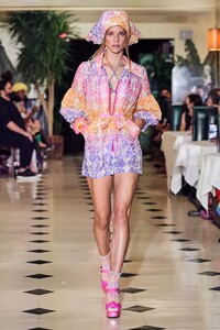 defile-anna-sui-printemps-ete-2022-new-york-look-19.thumb.jpg.f7cd56dee858b77050bbabfb0aba4292.jpg