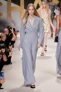 defile-chanel-printemps-ete-2022-paris-look-26.thumb.jpg.ecc4d418195cfe8be64e92c3449acb8a.jpg