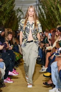 defile-coperni-printemps-ete-2022-paris-look-13.thumb.jpg.9d80ebd21445b4270b6edce04f655a13.jpg