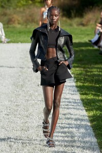 defile-courreges-printemps-ete-2022-paris-look-49.thumb.jpg.5bd0b5c42f19ebf53b270a9ca702500c.jpg