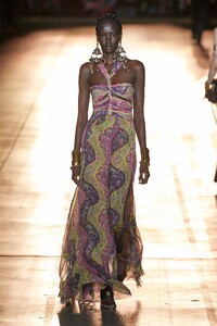 defile-etro-printemps-ete-2022-milan-look-46.thumb.jpg.21a3b0046a86730fba771332b993e72f.jpg
