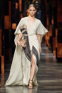 defile-fendi-printemps-ete-2022-milan-look-20.thumb.jpg.8aac02c24a5cd0bf5fdd3836ccb724a1.jpg
