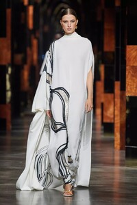 defile-fendi-printemps-ete-2022-milan-look-5.thumb.jpg.e16750effee1f170ce78f08a61672d10.jpg