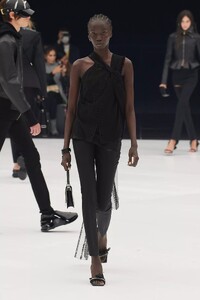 defile-givenchy-printemps-ete-2022-paris-look-67.thumb.jpg.93c617614820ffe874262c83d633f4f7.jpg