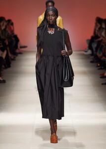 defile-salvatore-ferragamo-printemps-ete-2022-milan-look-12.thumb.jpg.feab8186f85d4af5b9790fad65556c67.jpg