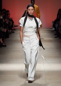 defile-salvatore-ferragamo-printemps-ete-2022-milan-look-26.thumb.jpg.3e58232998388ada75867326534eb240.jpg