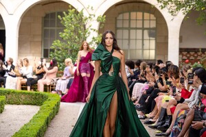 defile-zuhair-murad-automne-hiver-2021-2022-paris-look-53.thumb.jpg.9f30cf610640a9bddfe91fd3f4d9ced4.jpg