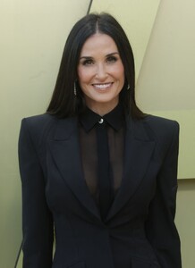 demi-moore-at-versace-fw23-show-at-pacific-design-center-in-west-hollywood-03-09-2023-6.jpg