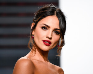 eiza-gonzalez-at-vanity-fair-oscar-2017-party-in-los-angeles-3.jpg