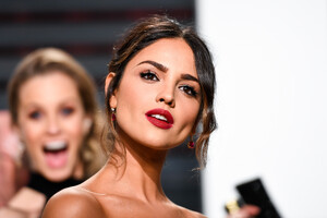 eiza-gonzalez-at-vanity-fair-oscar-2017-party-in-los-angeles-4.jpg