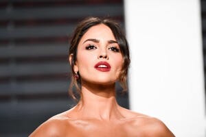 eiza-gonzalez-at-vanity-fair-oscar-2017-party-in-los-angeles-7.jpg