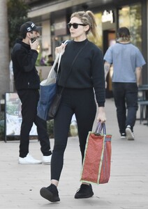 elizabeth-olsen-leaves-erewhon-market-in-los-angeles-03-08-2023-5.jpg