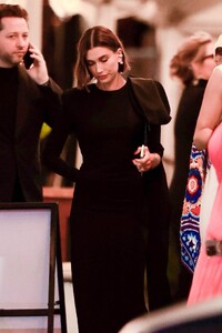 hailey-rhode-bieber-and-justin-bieber-leaving-the-2023-vanity-fair-oscar-party-03-12-2023-2.thumb.jpg.4f4e89091e83d33cef0d6215b9da8efd.jpg