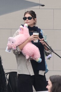 kaia-gerber-out-in-los-feliz-03-05-2023-7.jpg