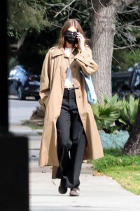 kaia-gerber-wearing-a-face-mask-out-in-los-feliz-03-04-2023-1.jpg
