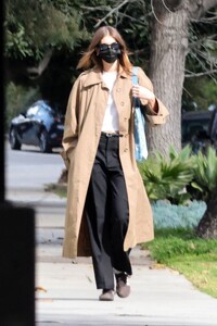 kaia-gerber-wearing-a-face-mask-out-in-los-feliz-03-04-2023-2.jpg
