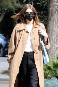 kaia-gerber-wearing-a-face-mask-out-in-los-feliz-03-04-2023-6.jpg