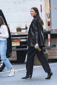 karlie-kloss-out-and-about-in-new-york-03-21-2023-5.jpg