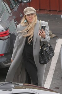 kate-hudson-leaves-brentwood-country-mart-03-21-2023-0.jpg
