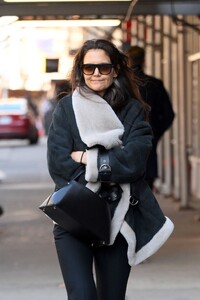 katie-holmes-out-for-lunch-in-new-york-03-07-2023-6.jpg