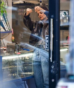 katie-holmes-out-shopping-for-jewelry-in-new-york-03-06-2023-1.jpg