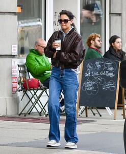 katie-holmes-out-shopping-for-jewelry-in-new-york-03-06-2023-5.jpg
