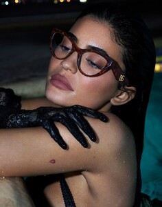 kylie-jenner-for-dolce-gabbana-ryewear-and-sunglasses-ss-campaign-2023-2.jpg
