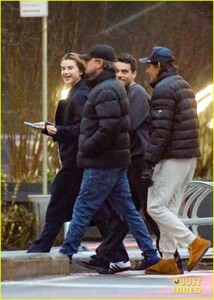 leonardo-dicaprio-out-with-friends-lukas-haas-04.jpg