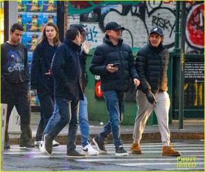leonardo-dicaprio-out-with-friends-lukas-haas-05.jpg