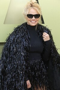 pamela-anderson-at-versace-fw23-fashion-show-at-pacific-design-center-in-west-hollywood-03-09-2023-4.jpg