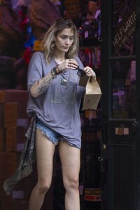 paris-jackson-out-shopping-in-new-orleans-03-02-2023-5.jpg