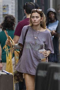 paris-jackson-out-shopping-in-new-orleans-03-02-2023-6.jpg