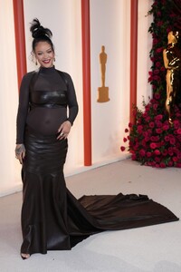 rihanna-oscars-2023-red-carpet-0.jpg